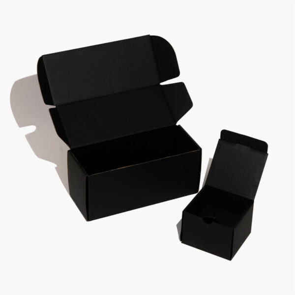 กล่องไปรษณีย์แบบประหยัดสีดำแบบกำหนดเองสองกล่องเปิดให้แสดงด้านใน