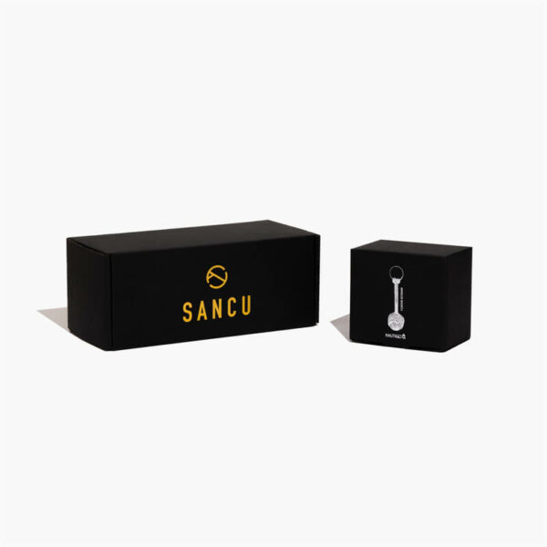 กล่องไปรษณีย์แบบประหยัดแบบกำหนดเองสีดำสองกล่องที่มีโลโก้ต่างกันแสดงอยู่ด้านหน้า