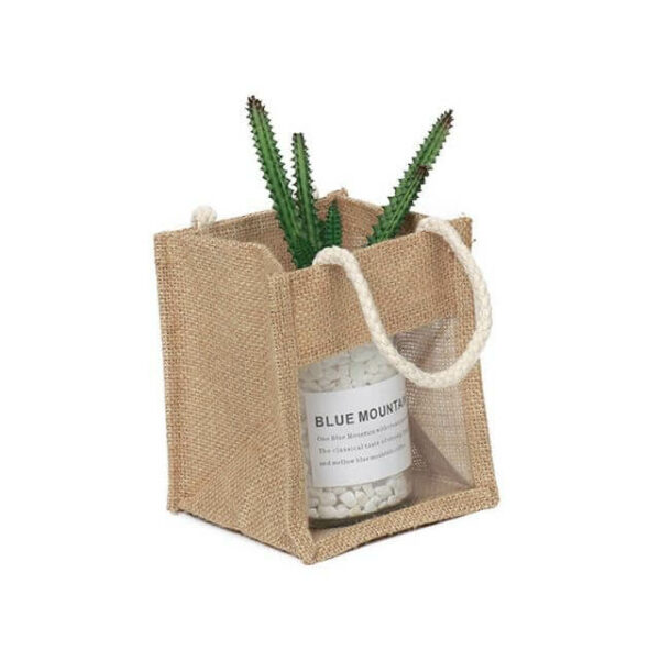 šoniniu kampu parodykite pritaikytą mažą džiuto maišelį su augalu
