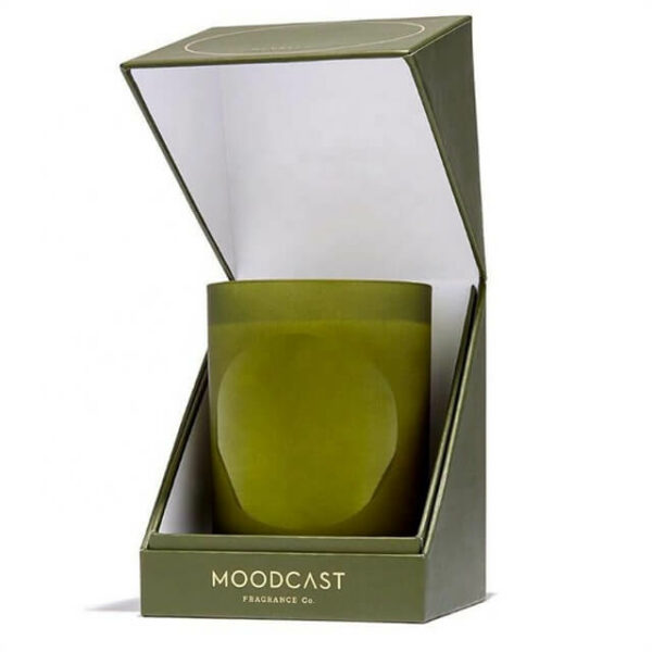 izložite jednu zelenu krutu kutiju parfema za svijeću po narudžbi s poklopcem na šarkama i svijećom unutra