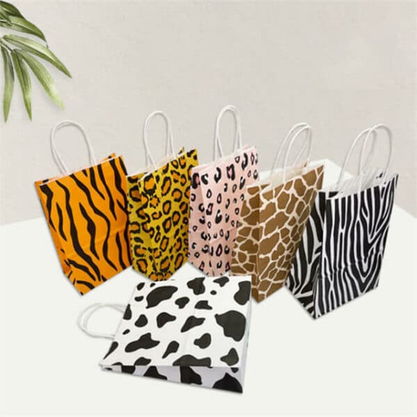 izložite hrpu natron papirnatih vrećica prilagođenih životinjskom dizajnu s papirnatom ručkom u različitim izgledima