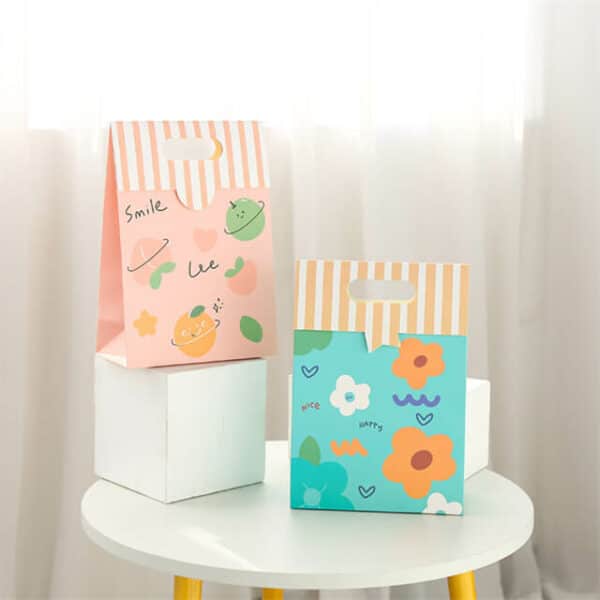 mostrar dos bolsas de papel troqueladas de colores personalizadas con solapa en apariencia diferente