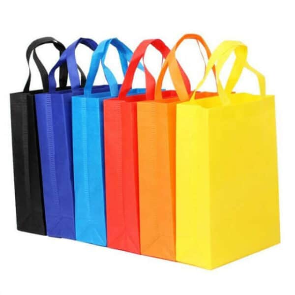rodyti įvairių spalvų neaustinių daugkartinio naudojimo maišelių eilę