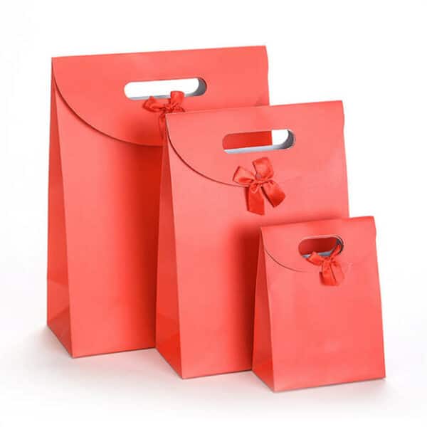 rodyti tris raudonus tinkintus vienspalvius popierinius maišelius su atvartu