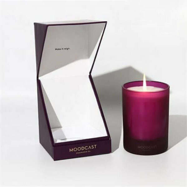 Parodykite violetinę tinkintą žvakių dėžutę su atlenkiamu dangteliu ir žvake šalia