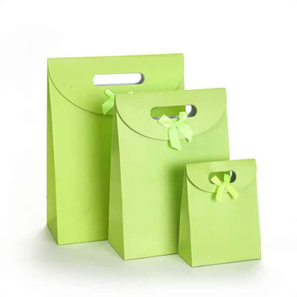 rodyti tris skirtingų dydžių žalius tinkintus vienspalvius pjaustytus popierinius maišelius su atvartu
