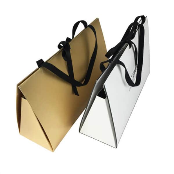 iki xüsusi xülya üçbucaqlı üslublu kağız çantaları yan bucaqdan fərqli rənglərdə göstərin
