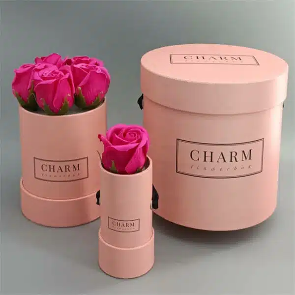 vystavte tri ružové vlastné kvetinové darčekové tuby v rôznych veľkostiach