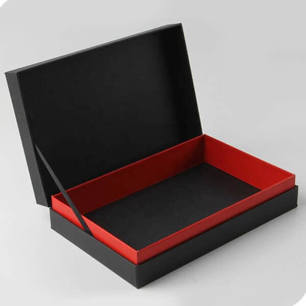 prikazati prilagođenu veleprodajnu krutu kutiju s poklopcem na šarkama u otvorenom stanju