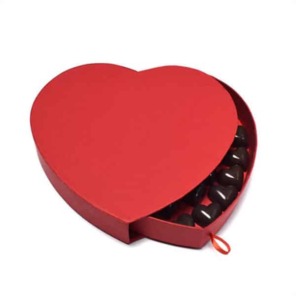 rodyti raudoną tinkintą šokolado dovanų širdies formos standžią dėžutę atviroje būsenoje žiūrėjimo kampu