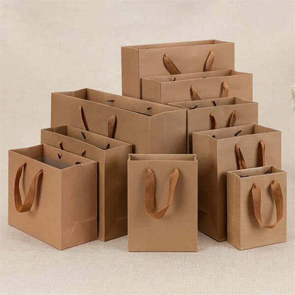 parodykite daugybę skirtingų dydžių kraft rudos spalvos dovanų popierinių maišelių