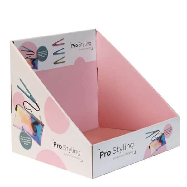 Отобразите розово-белую коробку из гофрированного картона с индивидуальной печатью под прямым углом