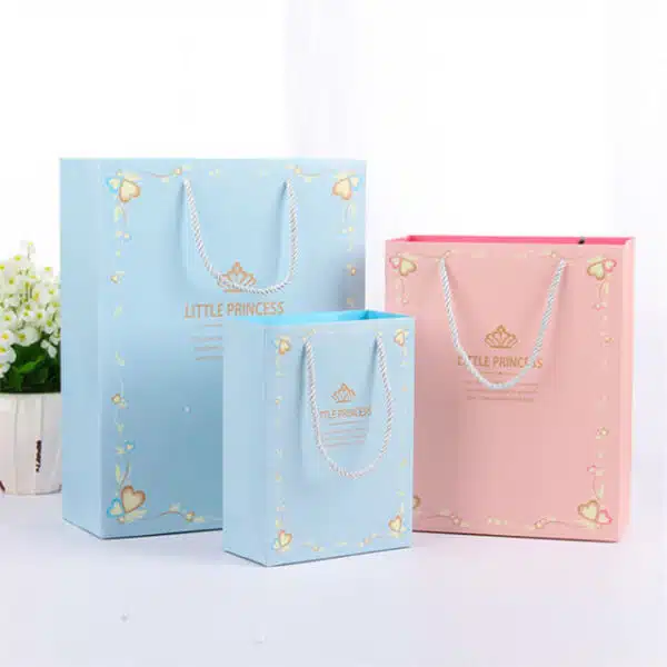 muestra tres bolsas de papel de regalo laminadas mate personalizadas en diferentes tamaños