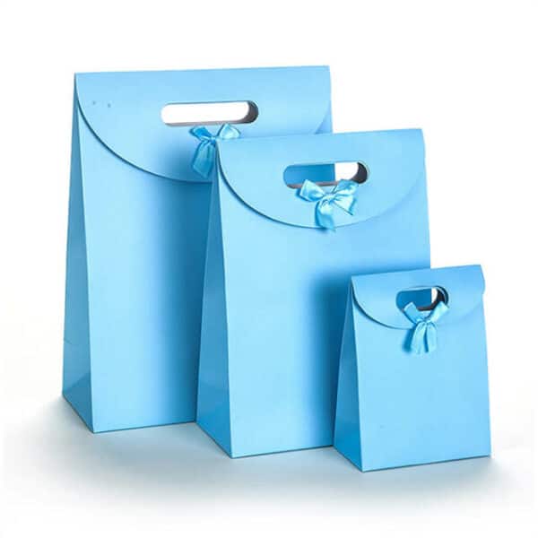 rodyti tris skirtingų dydžių mėlynus vienspalvius pjaustytus popierinius maišelius su atvartu