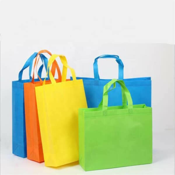 Parodykite daugybę įvairių dydžių pritaikytų neaustinių daugkartinio naudojimo maišelių