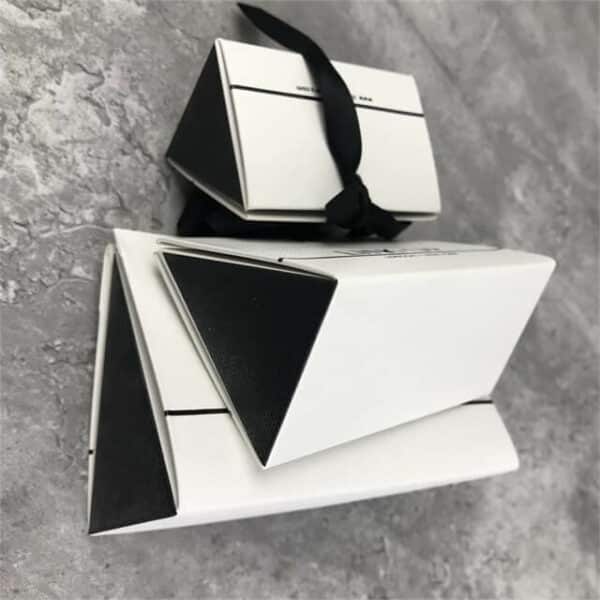 izložite tri prilagođene papirnate vrećice u obliku trokuta za dar u različitim veličinama