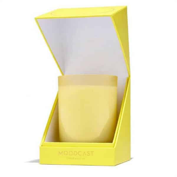 izložite žutu prilagođenu krutu kutiju za svijeće s poklopcem na šarkama i svijećom unutra
