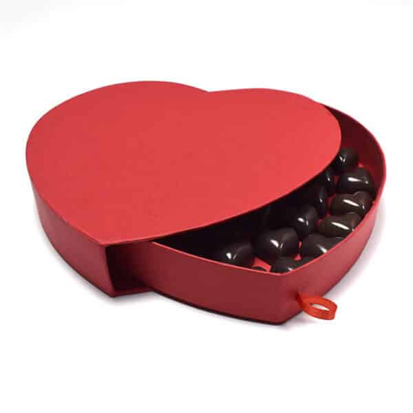 rodyti raudoną tinkintą šokolado dovanų širdies formos standžią dėžutę atviroje būsenoje iš priekio kampo