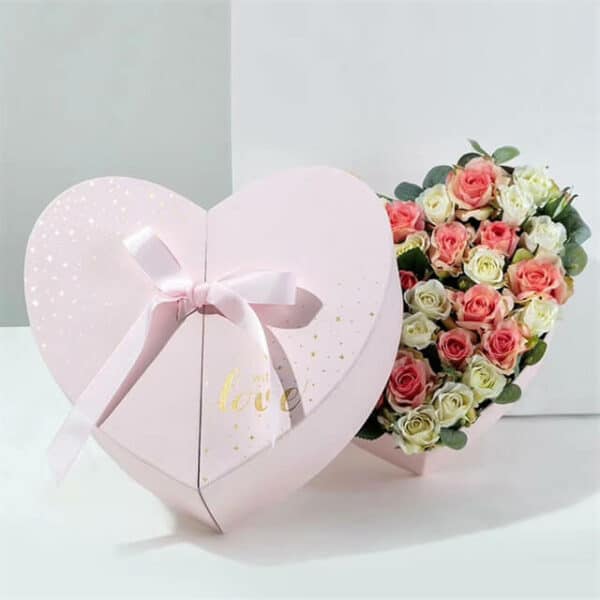 покажите внутреннюю часть жесткой коробки в форме розового цветка на заказ в форме сердца