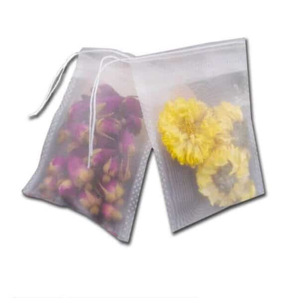 parodyti du neaustinio audinio arbatos maišelius su gėlių arbata viduje