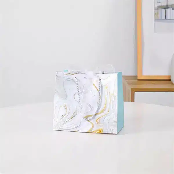 muestre el frente de la bolsa de regalo de papel tote euro impresa personalizada con asas de cuerda