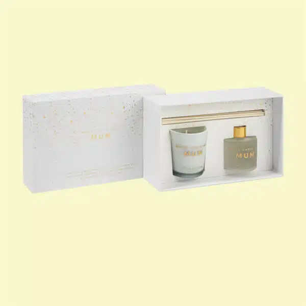 Отобразите внутреннюю и переднюю часть одной белой изготовленной на заказ коробки для свечей из 2 предметов.
