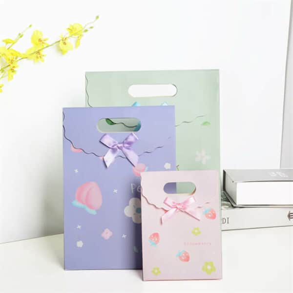 mostrar tres bolsas de papel troqueladas de colores personalizadas con solapa en diferentes apariencias y tamaños