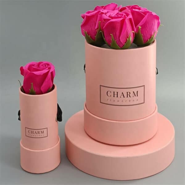 muestra dos tubos de regalo de flores rosas personalizadas en diferentes tamaños