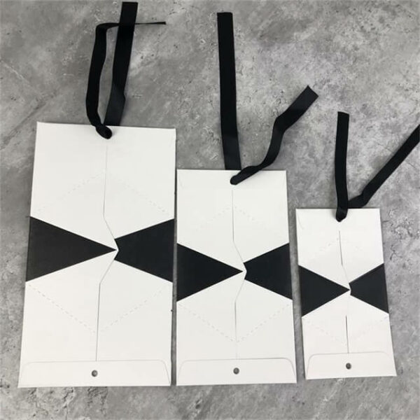 izložite tri rasklopljene papirnate vrećice u obliku trokuta za darove u različitim veličinama