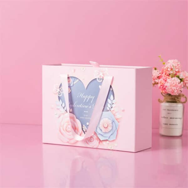 mostrar el frente de una caja de rigdi de cajón deslizante de regalo de ropa de lujo personalizada rosa
