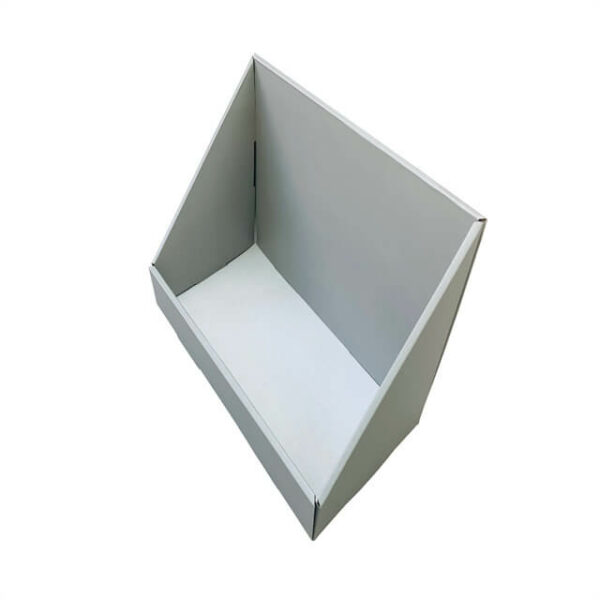 prikažite jednu praznu prilagođenu kutiju za izlaganje od recikliranog valovite ploče