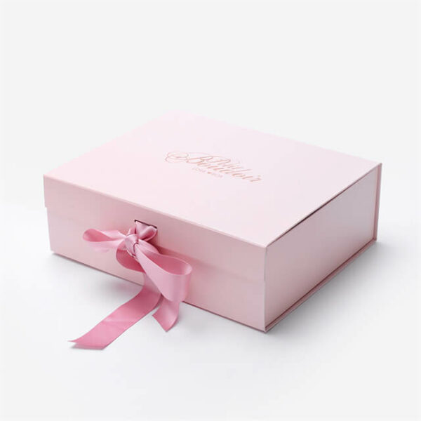 Muestre la caja de regalo rosa personalizada con tapa abatible con cierre de cinta en el estado cerrado