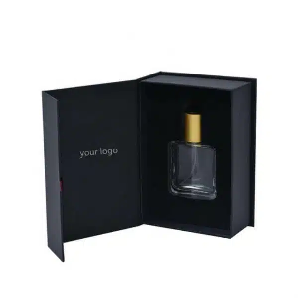 прикажете ја внатрешноста на прилагодената луксузна мат црна кутија за подарок за парфем со магнетно преклопување со шише парфем внатре
