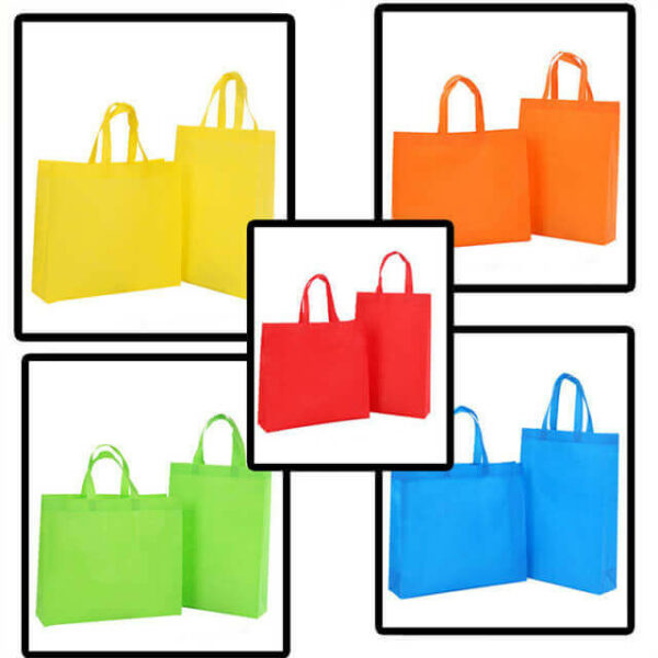 rodyti įvairių spalvų pasirinktinius neaustinius daugkartinius maišelius