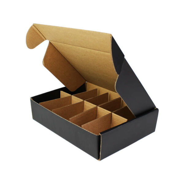 rodyti pasirinktinės juodos pašto dėžutės vidų su kartoniniais įdėklais