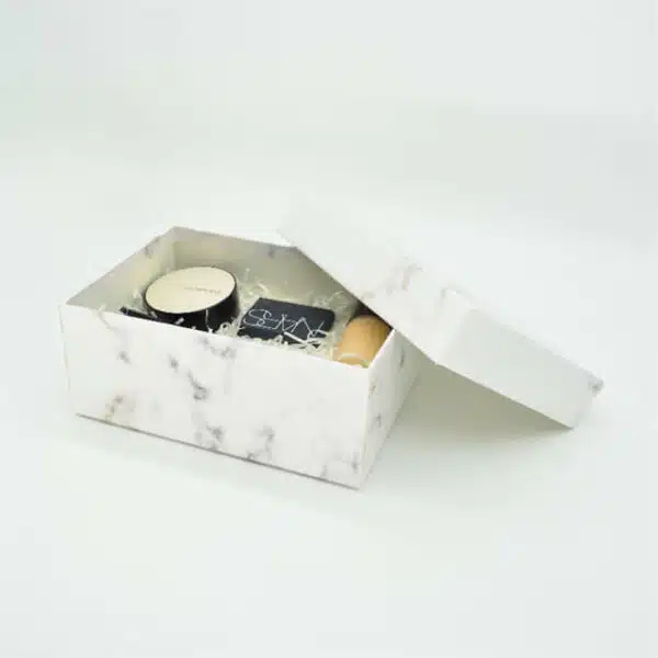 prikažite unutrašnjost prilagođenog poklopca i postolja krute kutije za kozmetiku iz prednjeg kuta