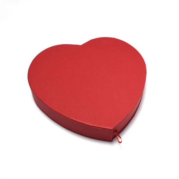 rodyti vieną raudoną tinkintą šokolado dovanų širdies formos standžią dėžutę
