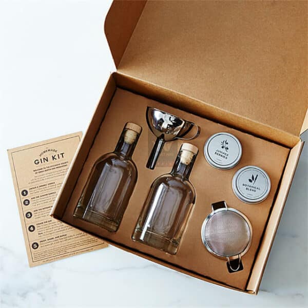 atidaryta dėžutė su specialiu pagal užsakymą pagamintu išpjovimu, kuris puikiai tinka stikliniams buteliams viduje