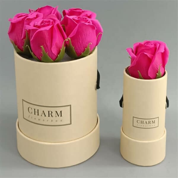 vystavte dve vlastné kvetinové darčekové tuby krémovej farby v rôznych veľkostiach