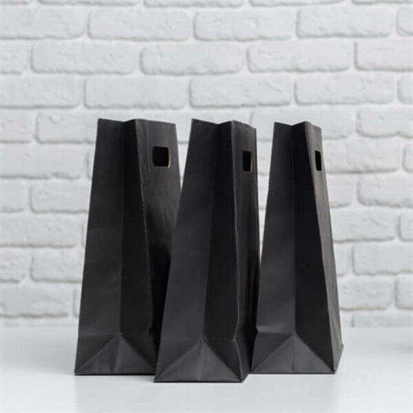 izložite stranu prilagođenih crnih papirnatih vrećica s izrezanim ručkama