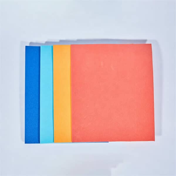 Parodykite keturis skirtingų spalvų ESD putplasčio įdėklus