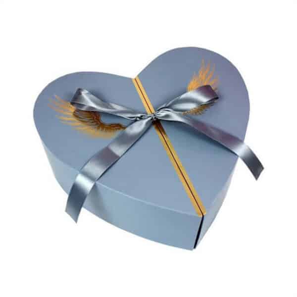 Отобразите верхнюю часть одной синей нестандартной жесткой коробки в форме цветка в форме сердца