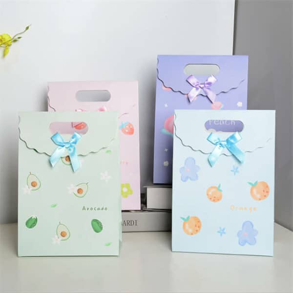 mostrar cuatro bolsas de papel troqueladas de colores personalizadas con solapa en diferentes apariencias
