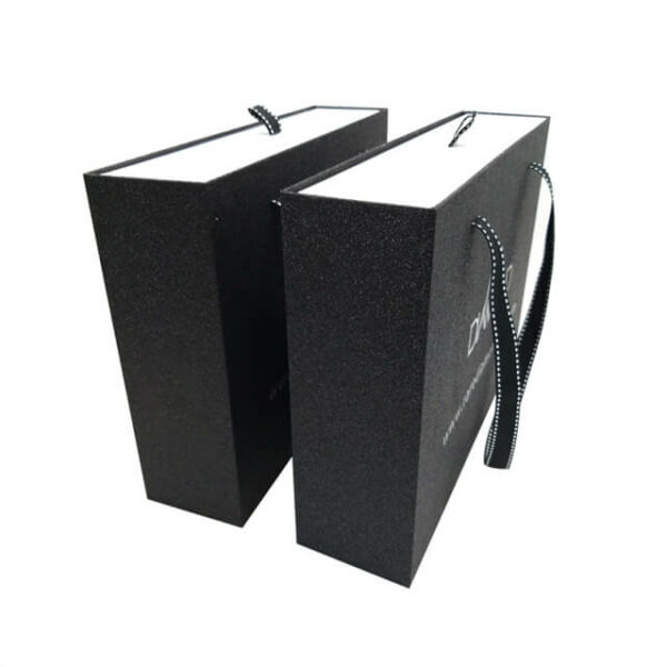 покажите сторону двух изготовленных на заказ жестких коробок с выдвижным ящиком для подарков из переработанной обуви