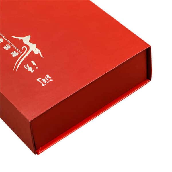 muestra el detalle lateral de la caja de regalo con forma de libro falso de estilo magnético personalizado