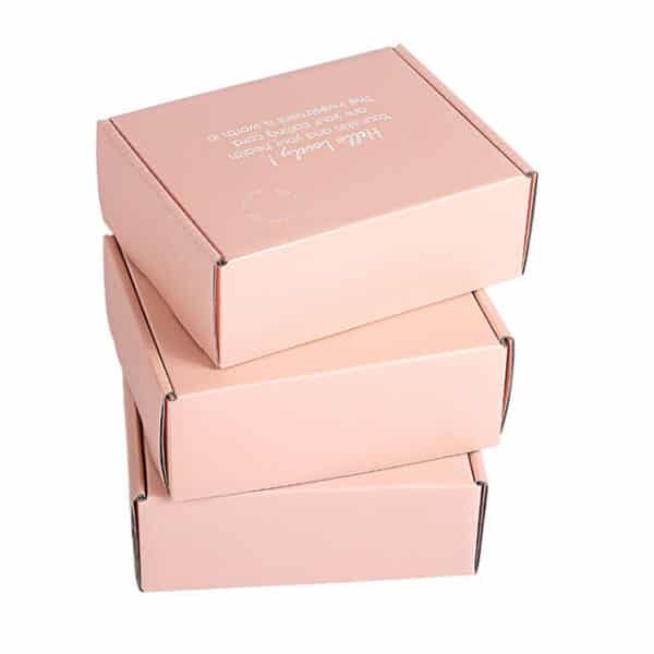 tri ružičaste kartonske kutije s prilagođenim vrhom složene zajedno