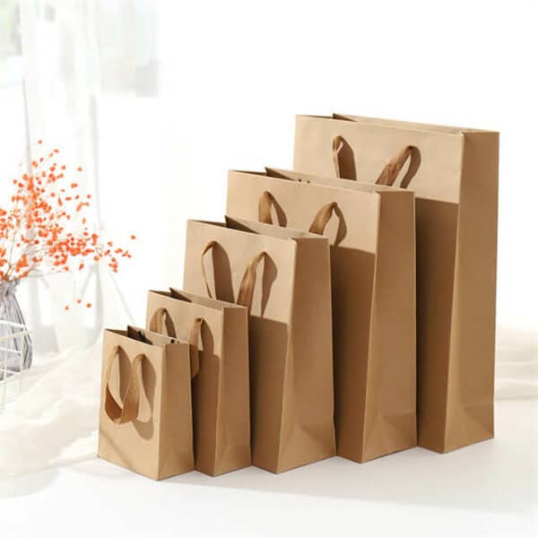 rodyti penkis skirtingų dydžių kraft rudos spalvos dovanų popierinius maišelius