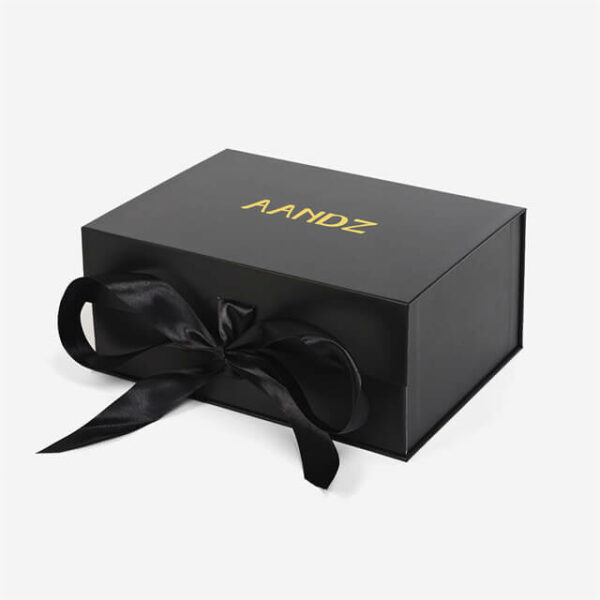 Muestre la caja de regalo con tapa abatible negra personalizada con cierre de cinta en el estado cerrado