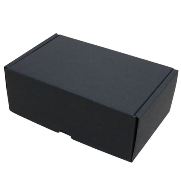 prikažite prilagođenu crnu poštansku kutiju iz bočnog kuta