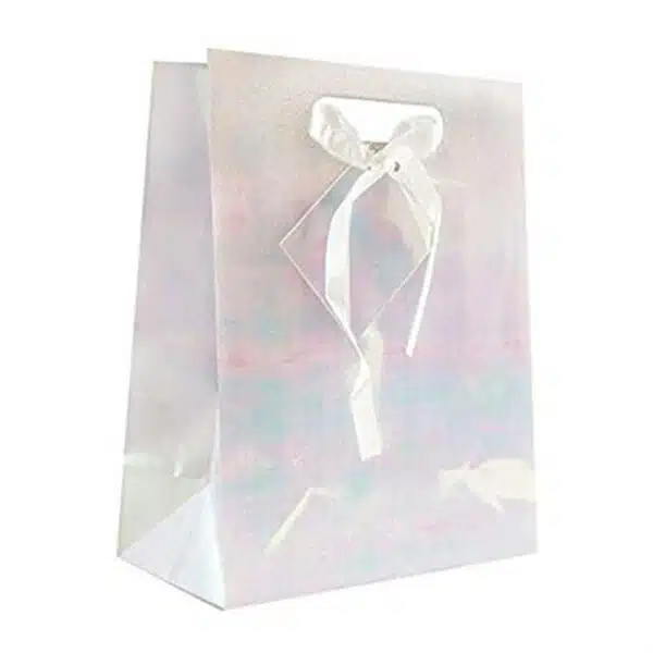 exhiba una bolsa de papel holográfica personalizada con asas troqueladas y decoración con lazo de cinta